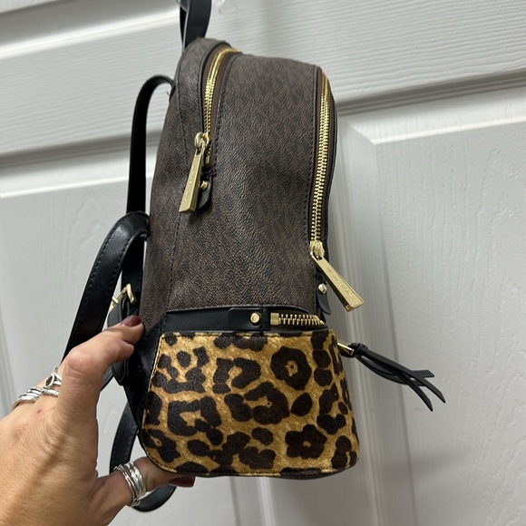 Michael Kors Medium Backpack Leopard - Picture 4 of 16